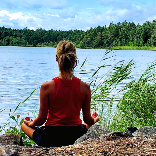 Meditation by the lake - a peaceful retreat with Living Truth Coaching
